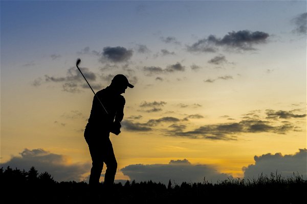 Silhouette of man playing golf at dusk model released, Symbolfoto, STSF03725